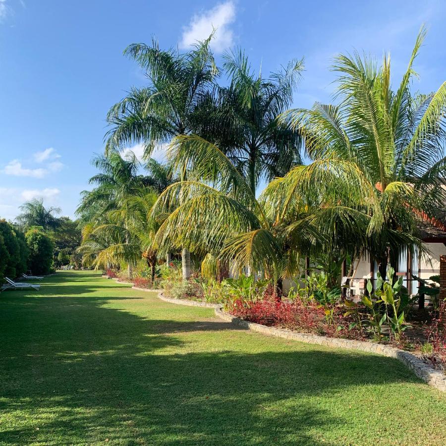 Burudika Bungalows Selong Belanak Exterior photo